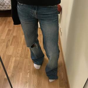 Säljer dessa straight full lenght jeans från zara💞💞dom är low waits med en reva i ena knät!  Har klippt dom lite kortare men skulle frf vara långa om man är 175!