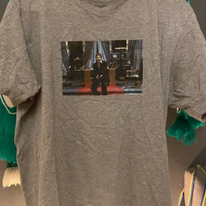 Supreme Scarface  - T-shirt i bra skicka. Verkligen knappt använd, bara legat i garderoben, därav skrynklig på bild. Men tröjan är äldre. Nypris 3000, så säljer för halva. DM för mer bilder