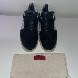 Valentino Flycrew - Skorna är speciella då det är limiterade och inte görs något mer! Skorna är i storlek 41 men passar större! Ny pris runt 7000 men vi släpper för 2499! Skorna är i rätt dåligt skick med en spricka och hälften av spikesen är av! Endast dustbag kmr