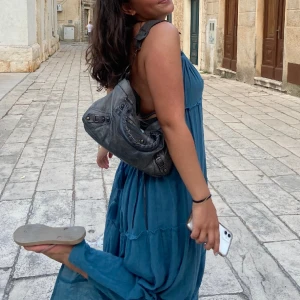 Balenciaga first - Hej! Säljer min balenciaga i modellen first. Färgen antracit/grå. Köpt ifrån vestiarie som äkthetkontrollerar och garanterar alla sina väskor. I använt men fint skick. Skriv för fler bilder :) 