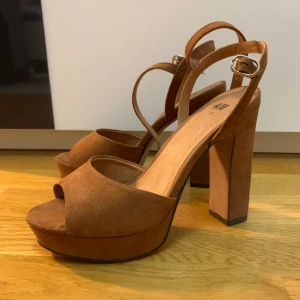 Pumps - Pumps i mycket fint skick. Använda en gång 🌸