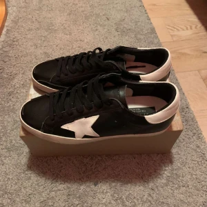 Golden goose - Riktigt snygga och fräscha Golden goose i storlek 44. Använda tre gånger ish.