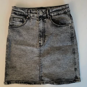 Grå jeanskjol Zara - Jeanskjol i stretch från Zara. 