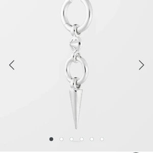 Maria Nilsdotter liknande örhänge, Från syster p - Säljer detta Maria Nilsdotter liknande spik örhänget från Syster P, nypris 1200kr, säljer för 900, pris kan diskuteras ❤️❤️❤️❤️