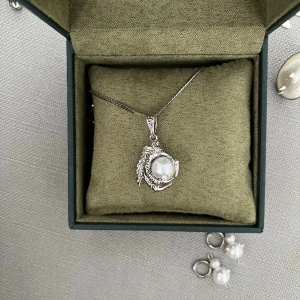 Klo halsband - Halsband med klo och pärla, antingen bara berlocken för 300kr eller 450kr med kedja (har ej kedjor så mst isåfall köpa till). Likt maria Nilsdotter 