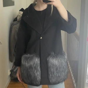 Svart kappa - Fin svart kappa med pälsfickor🤍