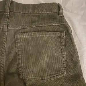 Ett par gröna jeans i storlek 36. 