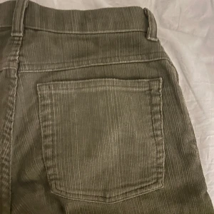 Gröna jeans - Ett par gröna jeans i storlek 36. 