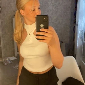 Vit topp från gina - Säljer min fina topp från Gina då den aldrig kommer till användning längre. Använd få tal gånger, den är i väldigt fint skick!