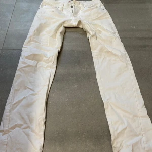 Straightleg/raka vintage 2000s lågmidjade jeans - Innerben: 85 cm. midja:39 cm. SÅ snygga lågmidjade raka jeans från märket ichi! Har några märken som förmodligen går bort i tvätt vid rätt behandling(därav ett billigt pris). Passar inte mig i längd eller midja. Därav säljs dom! Tryck gärna på köp<3