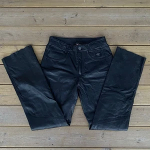 Skinnbyxor - Skinnbyxor från Harley Davidson i äkta läder! Fint skick och coola detaljer ⭐️ midjemått: 35 cm, innerbenslängd: 80 cm, ytterbenslängd: 107 cm