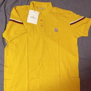 Moncler piké  - Kommer med Tag