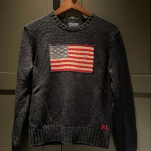 Polo Ralph Lauren Tröja - Ralph Lauren tröja i mörkblått, herr.  Storlek: XS Liten i storleken, passar tjejer och killar Nypris: 2000kr +  Pris: 449 kr  Tryck på ”Köp Nu” för att köpa  Har ett hål i nacken, som är lätt att sy igen! :)