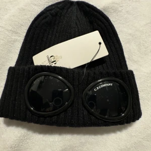 CP Company mössa - Tjena säljer min mössa pga att jag inte kommer till användning av den. Fick den i present, helt ny.