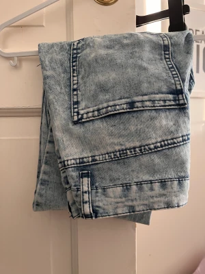 Light Wash Jeans - Ljusblåa straight to slimfit jeans i mycket gott skick. Stl. W 26. Pris kan diskuteras