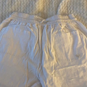 Roxy liknande byxor  - Säljer dessa Roxy dupe. Ser ut som dom äkta men är köpta från en annan hemsida för 400kr. Passar XS-M🤍 Rätt använda men fortfarande i toppenskick. Kom med prisförslag 🥰