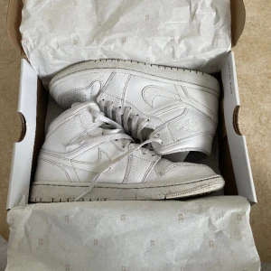 Skor, Jordans Mid White  - Ett par vita Jordans, använda några gånger men väldigt sparsamt använda, säljer då dom är för små, storlek 40 men känd som 39, köpta för 1500kr säljer för 450kr+ frakt, kommer i en box.
