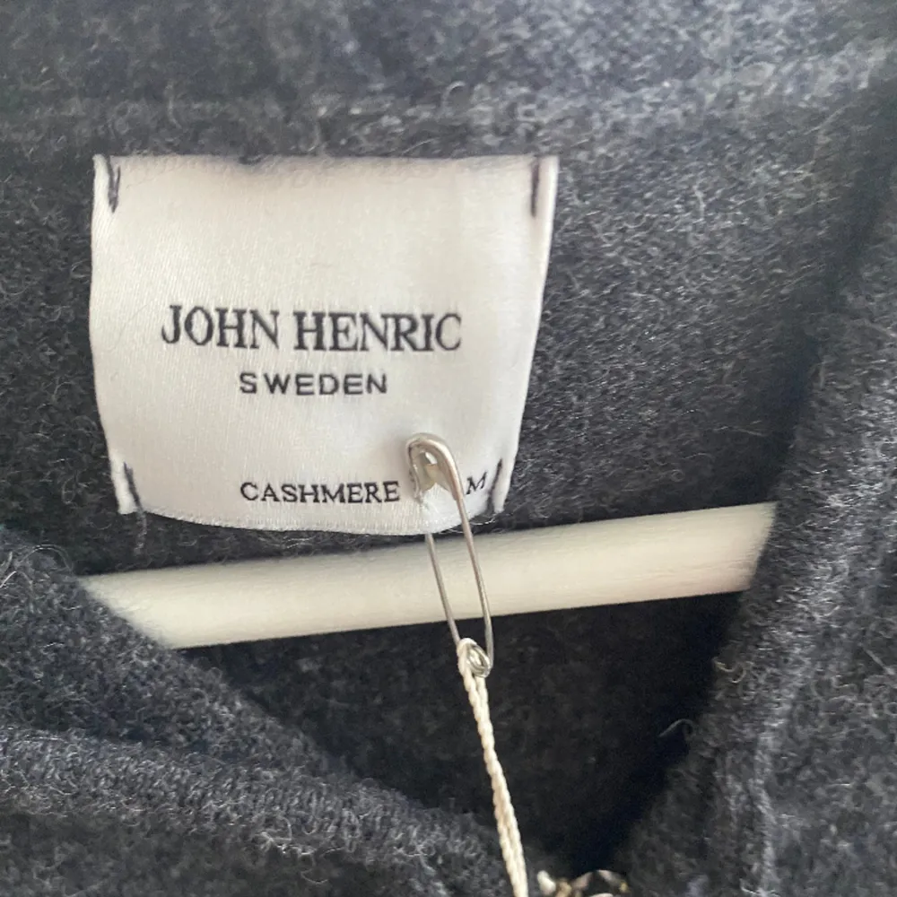 Tja, säljer en fet hoodie från John Henric, använd Max fem gånger! Nypris 2200kr, riktig steal för en vara i så gott skick! M men passar som S, varan är inte nopprig.👍. Stickat.