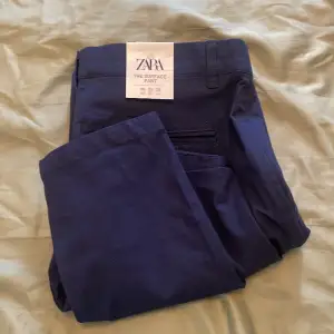 Mörkblå kostymbyxor från zara Slim stretch storlek 36