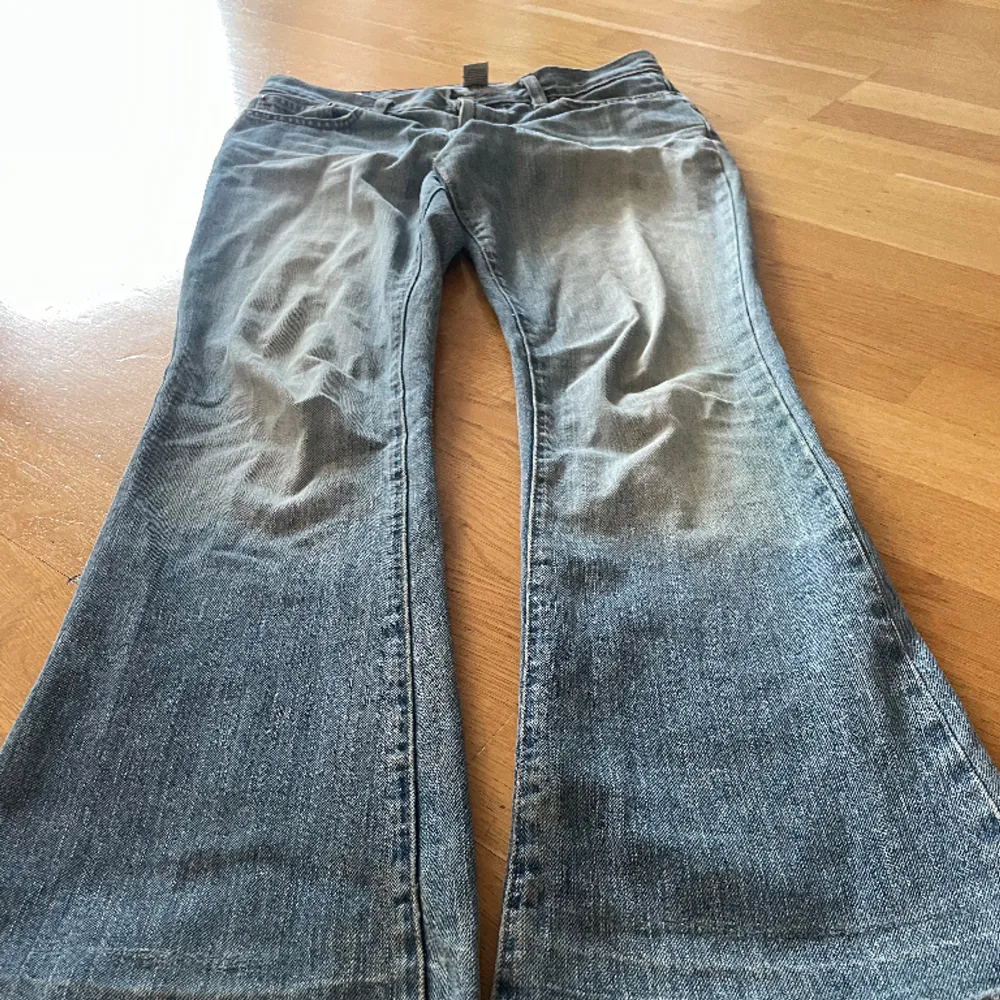 Supersnygga lågmidjade vida jeans från Abercrombie & Fitch i väl använt skick!🩷 Midjemått: 39cm Innerbenslängd: 77cm Utsvängda: 23cm. Längst ner på ena benat har jag lagat ett hål (syns på bilden)🥰. Jeans & Byxor.