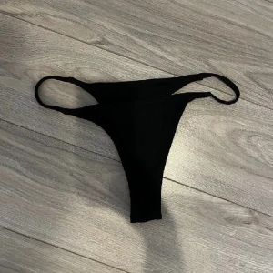 Bikini underdel  - Storlek XS, svart färg. 