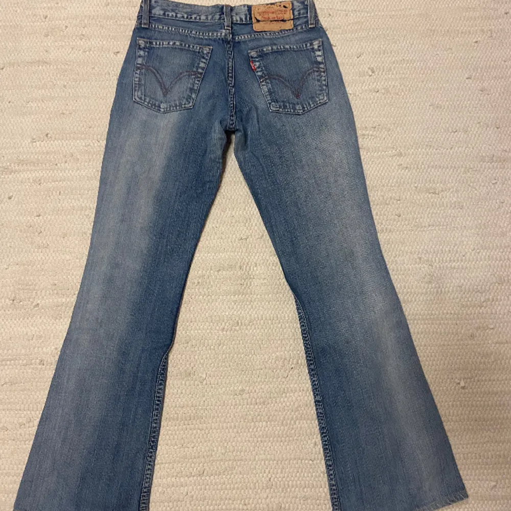 Säljer dessa sjukt snygga Levis jeansen då dom blivit för små för mig. Små i modellen så skulle säga att de passar st 32 till 34 och någon som är 160-165 cm lång🥰. Jeans & Byxor.