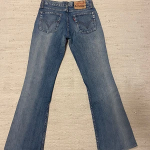 Levis jeans - Säljer dessa sjukt snygga Levis jeansen då dom blivit för små för mig. Små i modellen så skulle säga att de passar st 32 till 34 och någon som är 160-165 cm lång🥰
