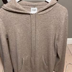 Tja säljer denna super fina cashmere hoodie från John Henric då den ej används längre ord pris ca 250€….mitt pris 1500kr pris går att diskutera vid snabb affär skicka 8/10