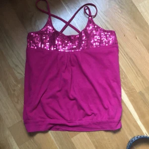 Y2k rosa linne - Jätte gulligt rosa linne med paljetter, det är en barnstorlek men den passar mig som är xs-s. Skriv om ni undrar något💗