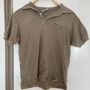 Lacoste piké  - Riktigt snygg Lacoste piké 💪💪dock har den ett litet hål vid magen därav det billiga priset 😌
