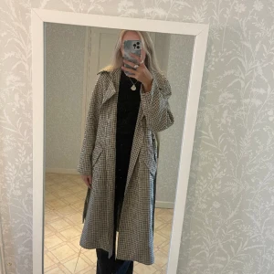 Kappa - Snygg rutig kappa/trenchcoat i nyskick!🫶🏼