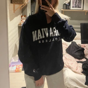 half zip sweatshirt  - marinblå vintage half ziptröja från Champion, storlek M🩷
