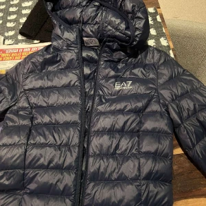 Helt ny armani dunjacka - Helt ny armani dunjacka, köpt för 1999kr. Mitt pris 900kr. Det är storlek S, men det passar XS också.