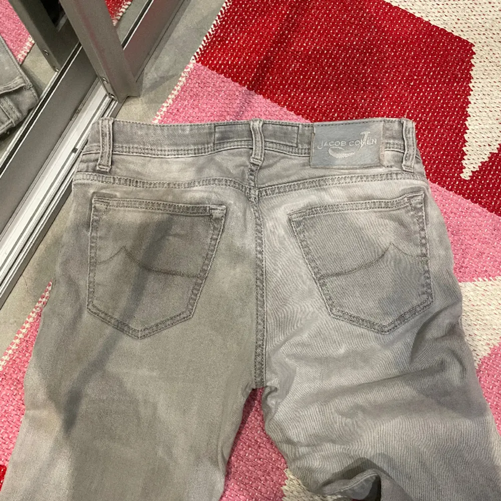Ett par  Snygga och eftertraktade jeans från Jacob cohen Jeans storlek 30. Passa mig bra som är runt 170cm. Vid frågor eller funderingar är det bara att skriva. Mvh Vegas.. Jeans & Byxor.