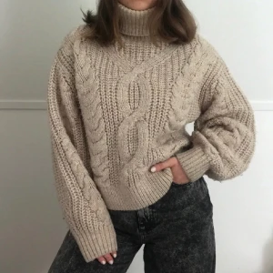 Stickad tröja från HM - Supermysig grovstickad tröja med polokrage från H&M. Är i storlek XS men är större i modellen och passar utmärkt för någon med storlek S/M. Inga anmärkningar, som ny. 