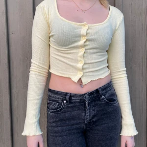 Söt tröja - Gul söt top från GinaTricot🤍 kommer ej till användning längre.