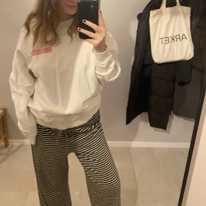 Sweatshirt - Oversized Rodebjer sweatshirt med rosa tryck på framsidan i stl S, endast använd ett fåtal gånger. Jag själv är en stl M  ❤️‍🔥