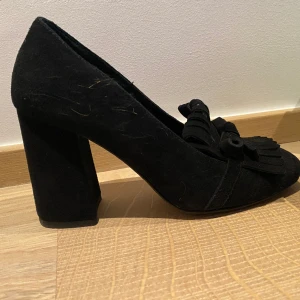 Pair pumps med tjock klack - Pair skor med tjock klack. Perfekt för lata söndagar på stan eller kontoret. Passar till byxor men även kjol
