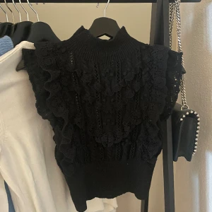 Topp från zara - Söt stickad topp från zara, storlek s,använd 2 gånger, 150kr, hör av dig för fler bilder