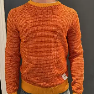 Calvin Klein stickad tröja i bra skick, pris kan diskuteras