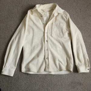Overshirt i Manchester  - Benvit overshirt från mango i Manchester. Sitter bra och ser allmänt sjysst ut
