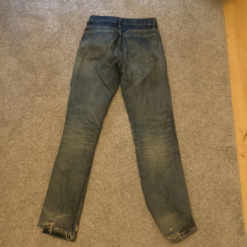 Zara jeans i storlek 32, ej använda alls ca 2 ggr. Passar även 34, bra i längden (jag är 167). Skriv om ni har frågor❣️. Jeans & Byxor.