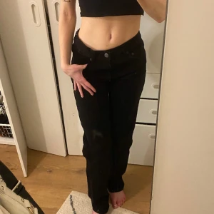 svarta jeans - aldrig använt och straigt leg jeans.