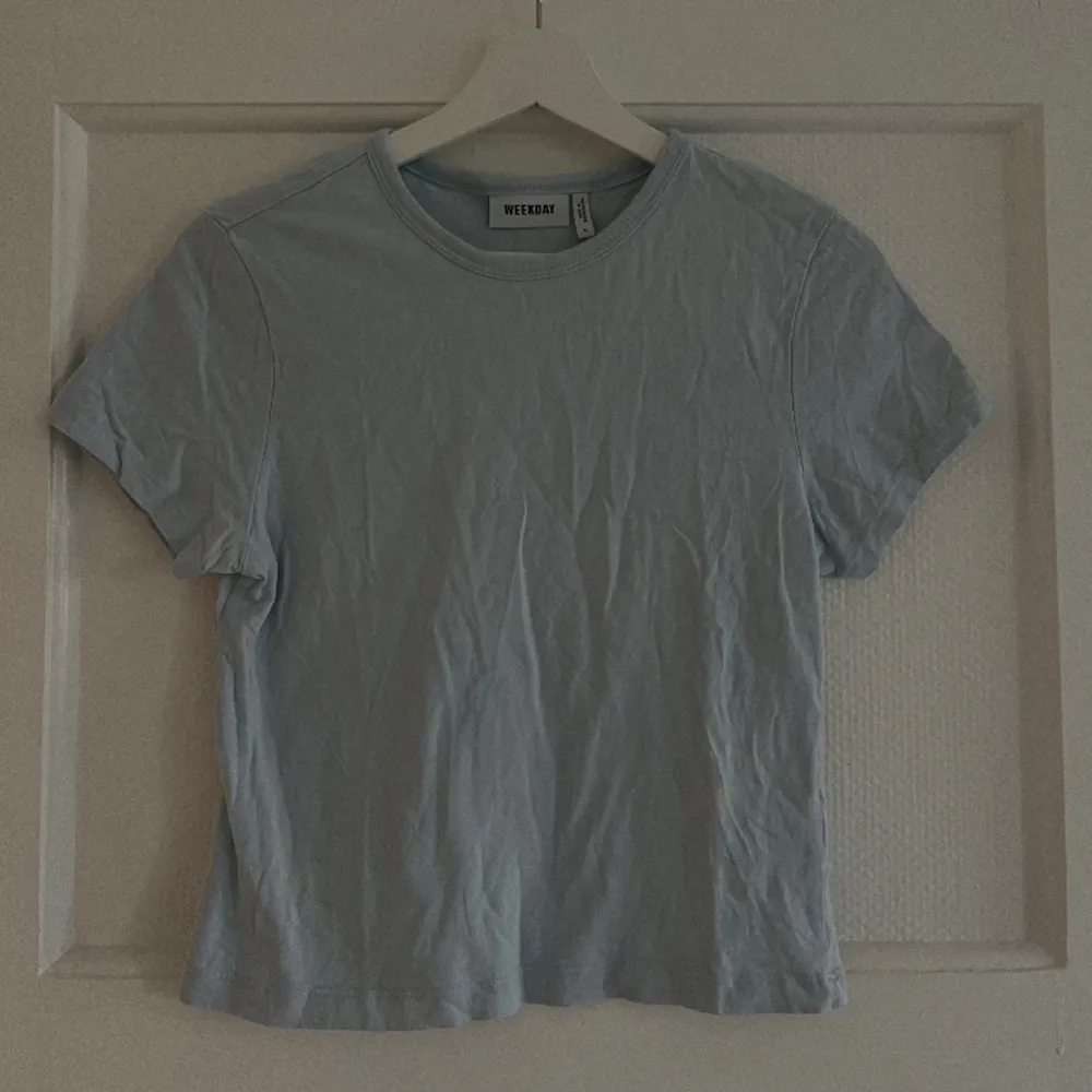 Ljusblå T-shirt från weekday. T-shirts.