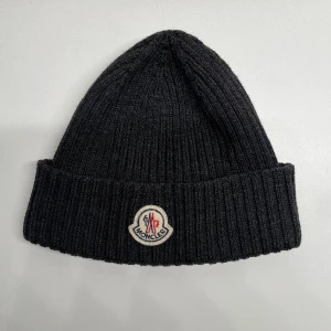 Moncler mössa - Moncler mössa/beanie. Ytterst bra skick, knappt använd. Pris kan diskuteras vid snabb affär! Kund står för frakt. Hör av er vid funderingar!