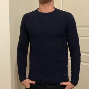  Blå tröja  -  Säljer min blåa tröja. ( klicka gärna köp nu).