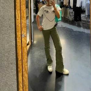 GRÖNA HM JEANS - Säljer mina super snygga och populära jeans från h&m då de inte kommer till användning längre! Väldigt bra skick! 