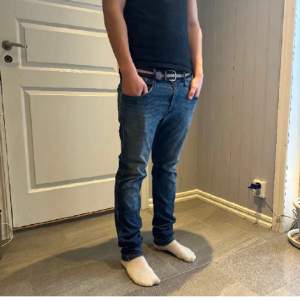 Säljer nu mina riktigt snygga replay hyperflex jeans. De har en liten skråma på högra knät men det är inget hål eller andra skador. Storleken är 34/34. Bara att skriva vid frågor😁