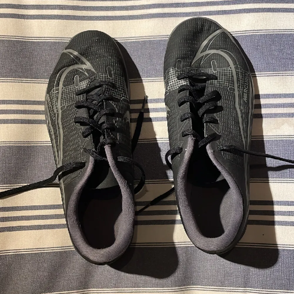 Fina Nike inomhus skor, används till inomhus fotboll, idrott och gymnasitk! Skick 9/10 . Skor.