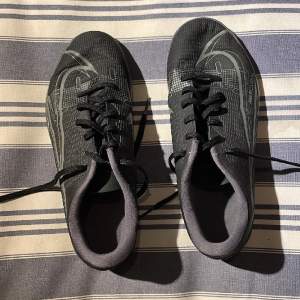 Fina Nike inomhus skor, används till inomhus fotboll, idrott och gymnasitk! Skick 9/10 